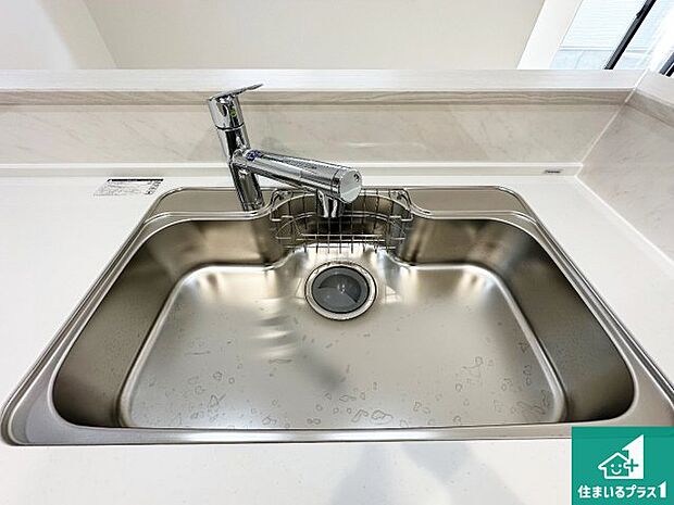 【キッチンシンク】蛇口の先端に浄水器を内蔵しています!原水と浄水、お湯と冷水、シャワーの切替えがワンタッチなので用途によって使い分けられます。