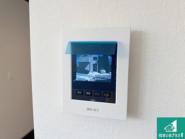 【カラーモニターインターホン】声だけでなく来訪者の姿や顔がモニターで確認できるので、小さなお子様がいらっしゃるご家庭でも安心できます！