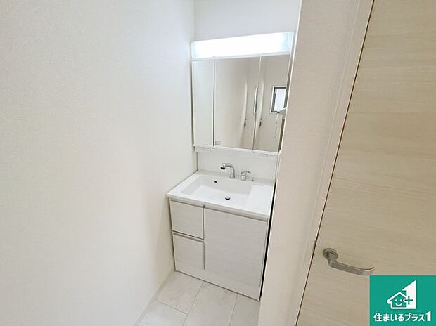【独立洗面台】清潔感のある洗面台です。フラットな鏡は掃除がしやすく毎日清潔!鏡裏には収納があるのでスッキリとした洗面台が保てます。
