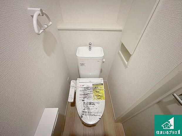 【トイレ】1・2階の2ヶ所にあるので、朝の忙しい時間の順番待ちもなく、深夜の利用にも大変便利です。