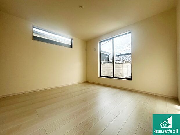 【洋室】シンプルな洋室は、自分好みのインテリアが楽しめます♪ご家族とインテリアや家具を選びに行くのは新築購入時の醍醐味の一つです。ぜひお楽しみください♪