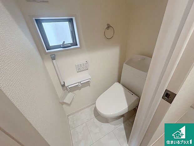 【トイレ】1・2階の2ヶ所にあるので、朝の忙しい時間の順番待ちもなく、深夜の利用にも大変便利です。