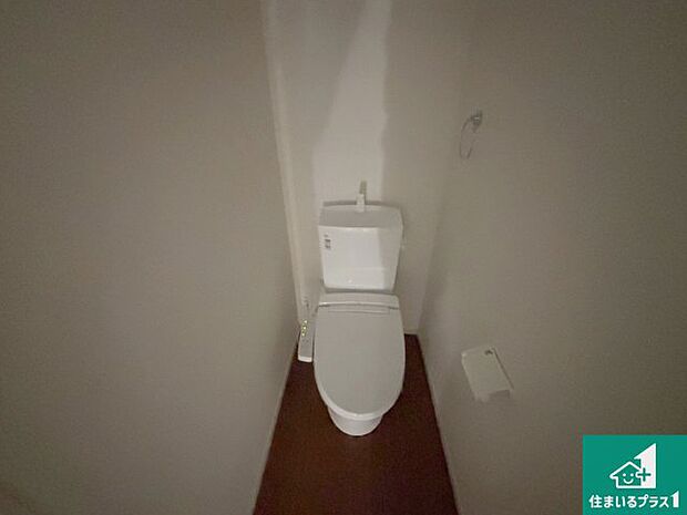 【トイレ】1・2階の2ヶ所にあるので、朝の忙しい時間の順番待ちもなく、深夜の利用にも大変便利です。