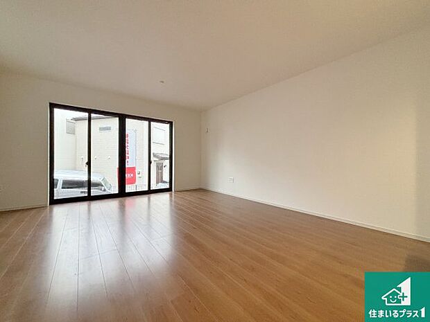 【居間・リビング】日当たり良好の明るいリビングで朝の目覚めもスッキリできそう！対面キッチンでご家族のコミュニケーションも自然と増える設計！小さなお子様が遊ぶスペースを作っても広々とくつろげるLDK！