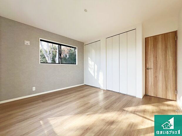 【洋室】シンプルな洋室は、自分好みのインテリアが楽しめます♪ご家族とインテリアや家具を選びに行くのは新築購入時の醍醐味の一つです。ぜひお楽しみください♪