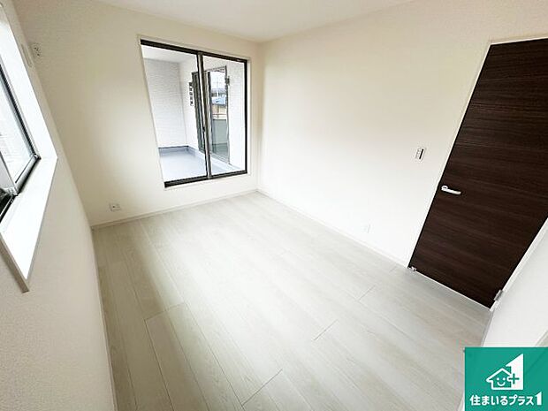 【洋室】シンプルな洋室は、自分好みのインテリアが楽しめます♪ご家族とインテリアや家具を選びに行くのは新築購入時の醍醐味の一つです。ぜひお楽しみください♪