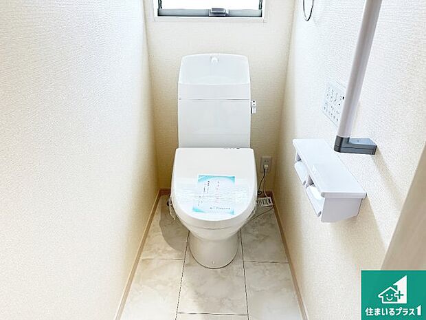 【トイレ】1・2階の2ヶ所にあるので、朝の忙しい時間の順番待ちもなく、深夜の利用にも大変便利です。