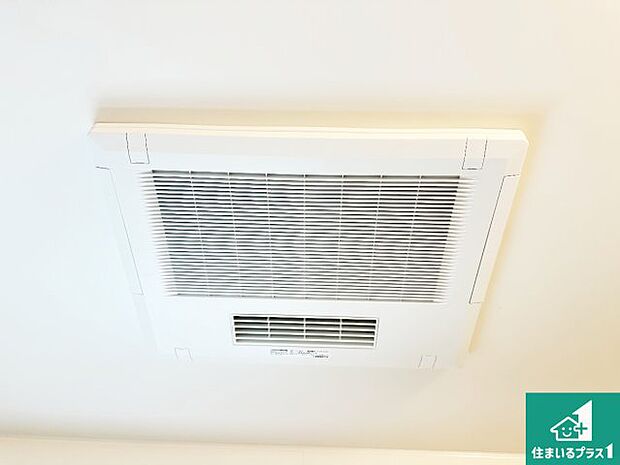 【浴室暖房乾燥機】四季を通して快適なバスライフをお手伝いする浴室暖房乾燥機!浴室の乾燥・暖房・涼風・換気はもちろん、24時間換気にも対応!