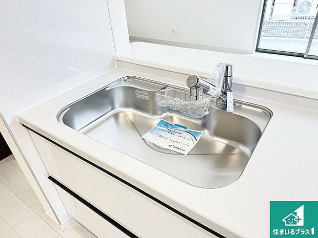 【キッチンシンク】蛇口の先端に浄水器を内蔵しています!原水と浄水、お湯と冷水、シャワーの切替えがワンタッチなので用途によって使い分けられます。