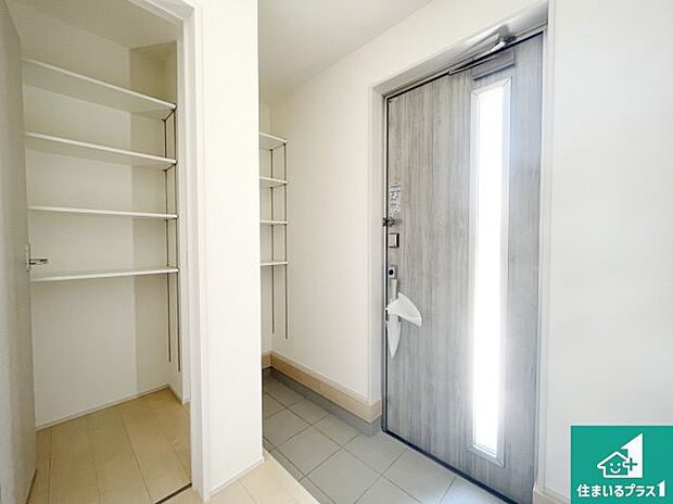 【玄関】シューズボックスにはたくさんの靴が収納できるので玄関周りはいつもスッキリ！ご家族が増えても安心！