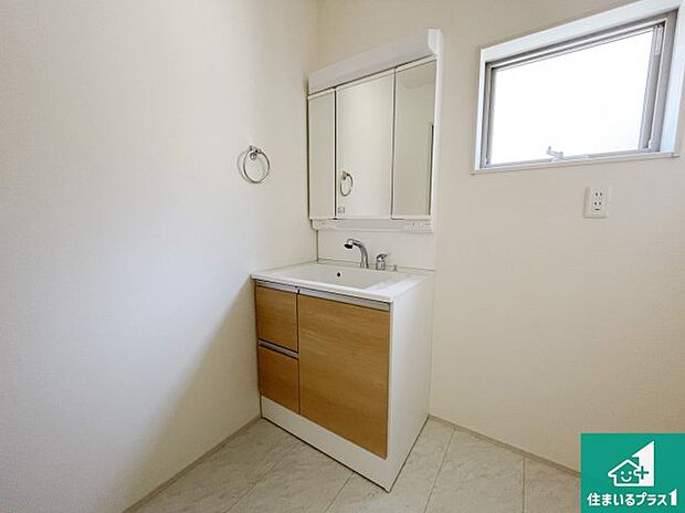 【独立洗面台】清潔感のある洗面台です。フラットな鏡は掃除がしやすく毎日清潔！鏡裏には収納があるのでスッキリとした洗面台が保てます。