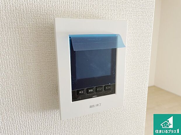 【カラーモニターインターホン】声だけでなく来訪者の姿や顔がモニターで確認できるので、小さなお子様がいらっしゃるご家庭でも安心できます！