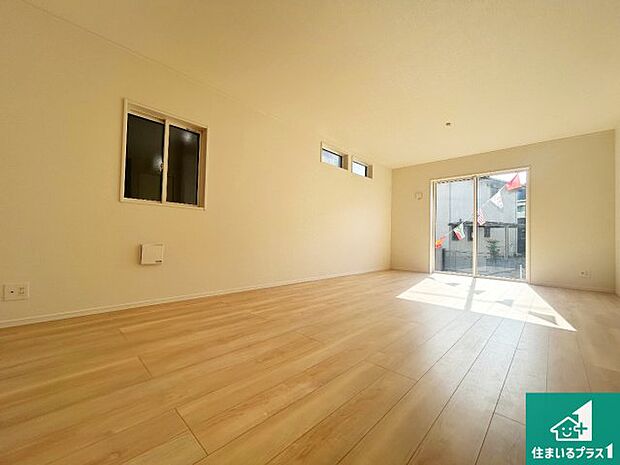 【居間・リビング】日当たり良好の明るいリビングで朝の目覚めもスッキリできそう！対面キッチンでご家族のコミュニケーションも自然と増える設計！小さなお子様が遊ぶスペースを作っても広々とくつろげるLDK！