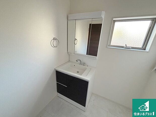 【独立洗面台】清潔感のある洗面台です。フラットな鏡は掃除がしやすく毎日清潔！鏡裏には収納があるのでスッキリとした洗面台が保てます。