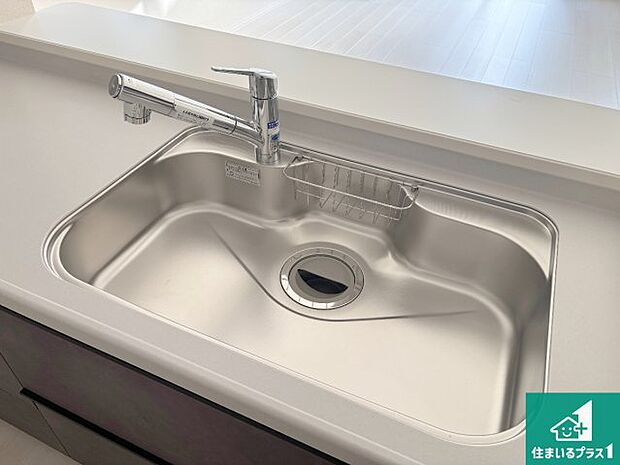 【キッチンシンク】蛇口の先端に浄水器を内蔵しています！原水と浄水、お湯と冷水、シャワーの切替えがワンタッチなので用途によって使い分けられます。