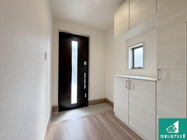 【玄関】シューズボックスにはたくさんの靴が収納できるので玄関周りはいつもスッキリ!ご家族が増えても安心!