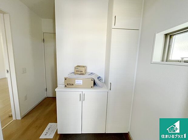 【玄関】シューズボックスにはたくさんの靴が収納できるので玄関周りはいつもスッキリ！ご家族が増えても安心！