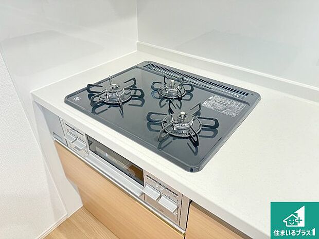 【コンロ】ダブル高火力Ｓｉセンサー付きコンロ！３口あるので、まとめて料理をする時も大活躍！