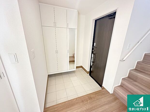 【玄関】シューズボックスにはたくさんの靴が収納できるので玄関周りはいつもスッキリ！ご家族が増えても安心！