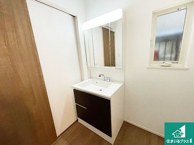 【独立洗面台】清潔感のある洗面台です。フラットな鏡は掃除がしやすく毎日清潔！鏡裏には収納があるのでスッキリとした洗面台が保てます。