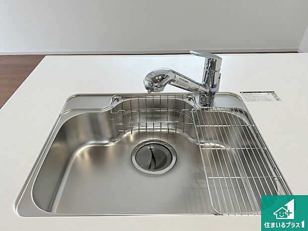 【キッチンシンク】蛇口の先端に浄水器を内蔵しています！原水と浄水、お湯と冷水、シャワーの切替えがワンタッチなので用途によって使い分けられます。