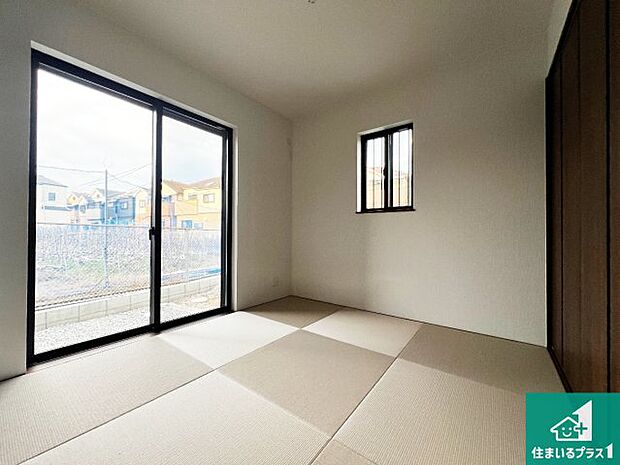 【居間・リビング】シンプルなリビングは、観葉植物等のインテリアを楽しめますね！パパ好みにも、ママ好みにも家具次第で雰囲気を変えることができます！