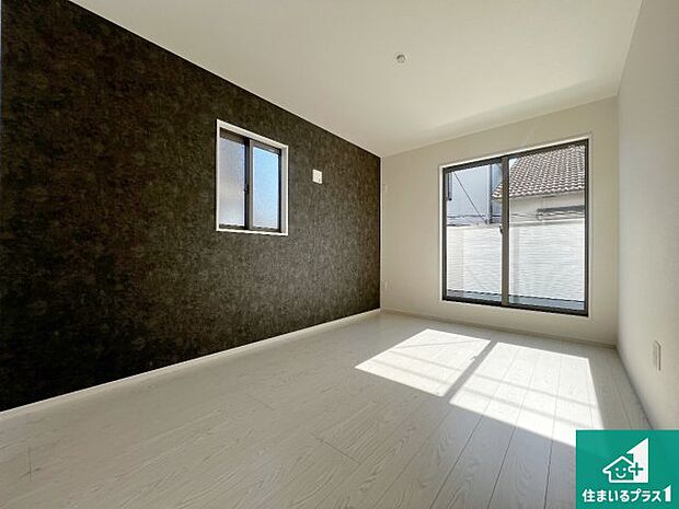 【洋室】寝室は心地よい眠りについてもらいたくて、シンプルかつ開放的な空間な設計にしています！大きな窓から差し込む日が心地いいです♪