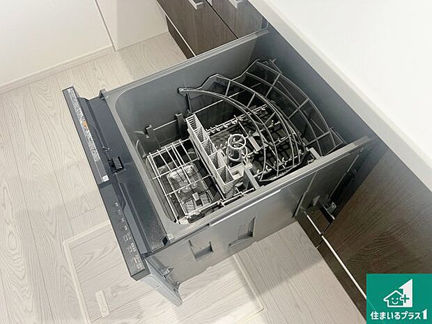 【食器洗浄乾燥機】食事後の一仕事、食器洗いをボタン一つでお任せできちゃいます！場所を取らないビルトイン式なので、お料理スペースもしっかり確保！