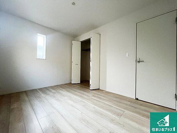 【洋室】シンプルな洋室は、自分好みのインテリアが楽しめます♪ご家族とインテリアや家具を選びに行くのは新築購入時の醍醐味の一つです。ぜひお楽しみください♪