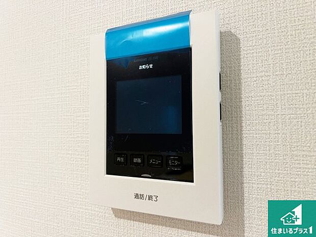 【カラーモニターインターホン】声だけでなく来訪者の姿や顔がモニターで確認できるので、小さなお子様がいらっしゃるご家庭でも安心できます！