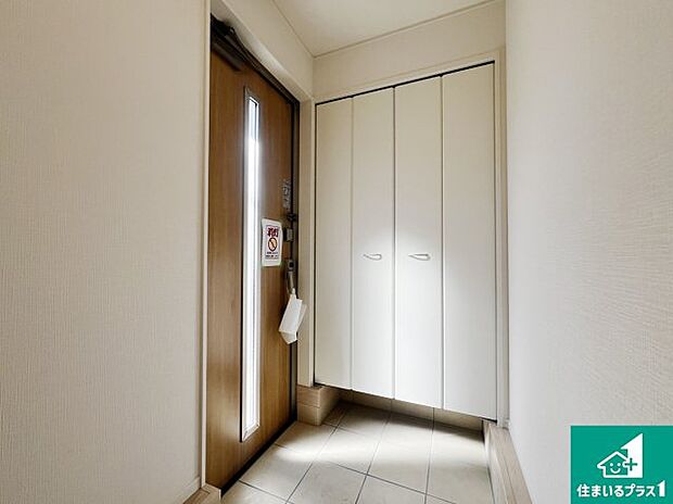 【玄関】シューズボックスにはたくさんの靴が収納できるので玄関周りはいつもスッキリ！ご家族が増えても安心！