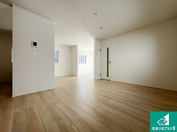 【居間・リビング】日当たり良好の明るいリビングで朝の目覚めもスッキリできそう！対面キッチンでご家族のコミュニケーションも自然と増える設計！小さなお子様が遊ぶスペースを作っても広々とくつろげるLDK！