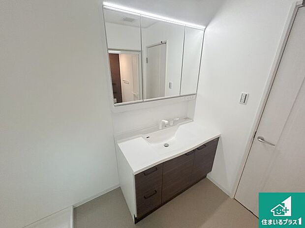 【独立洗面台】清潔感のある洗面台です。フラットな鏡は掃除がしやすく毎日清潔！鏡裏には収納があるのでスッキリとした洗面台が保てます。