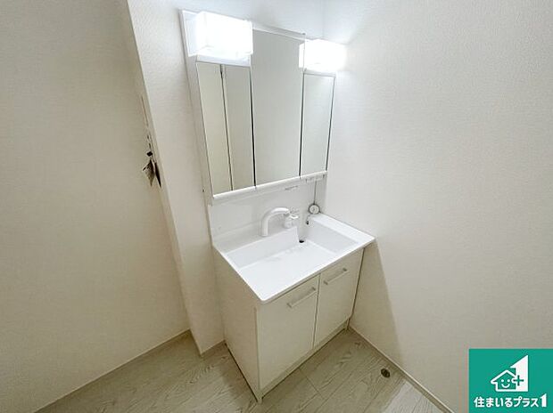 【独立洗面台】清潔感のある洗面台です。フラットな鏡は掃除がしやすく毎日清潔！鏡裏には収納があるのでスッキリとした洗面台が保てます。