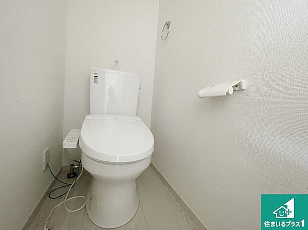 【トイレ】1・2階の2ヶ所にあるので、朝の忙しい時間の順番待ちもなく、深夜の利用にも大変便利です。