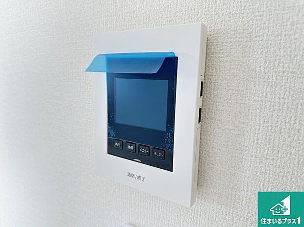 【カラーモニターインターホン】声だけでなく来訪者の姿や顔がモニターで確認できるので、小さなお子様がいらっしゃるご家庭でも安心できます！