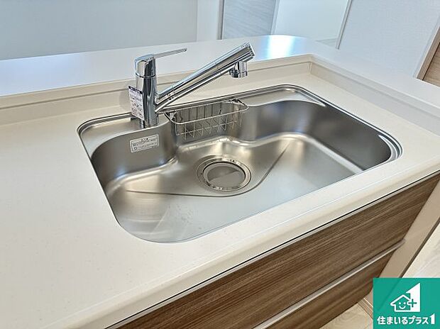 【キッチンシンク】蛇口の先端に浄水器を内蔵しています！原水と浄水、お湯と冷水、シャワーの切替えがワンタッチなので用途によって使い分けられます。