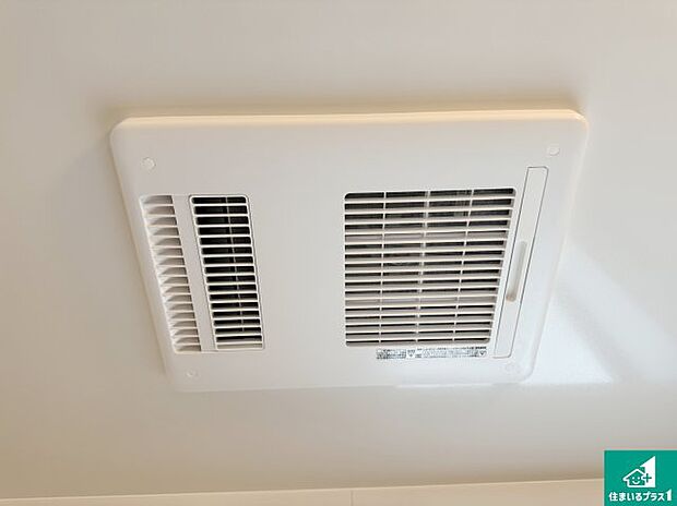 【浴室暖房乾燥機】四季を通して快適なバスライフをお手伝いする浴室暖房乾燥機！浴室の乾燥・暖房・涼風・換気はもちろん、２４時間換気にも対応！ 