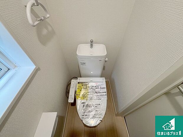 【トイレ】1・2階の2ヶ所にあるので、朝の忙しい時間の順番待ちもなく、深夜の利用にも大変便利です。