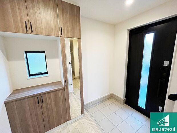 【玄関】ご家族皆様の靴もたっぷり収まる大容量の玄関収納を設けました。見た目もスッキリ綺麗な玄関に！