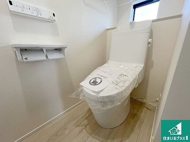 【トイレ】1・2階の2ヶ所にあるので、朝の忙しい時間の順番待ちもなく、深夜の利用にも大変便利です。