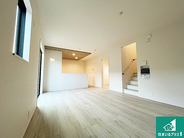 【居間・リビング】日当たり良好の明るいリビングで朝の目覚めもスッキリできそう！対面キッチンでご家族のコミュニケーションも自然と増える設計！小さなお子様が遊ぶスペースを作っても広々とくつろげるLDK！