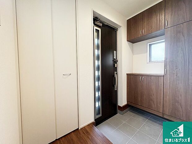 【玄関】シューズボックスにはたくさんの靴が収納できるので玄関周りはいつもスッキリ！ご家族が増えても安心！