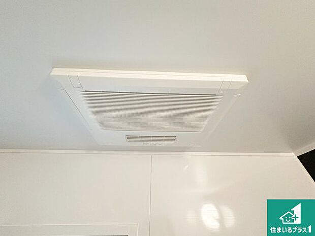 【浴室暖房乾燥機】四季を通して快適なバスライフをお手伝いする浴室暖房乾燥機！浴室の乾燥・暖房・涼風・換気はもちろん、２４時間換気にも対応！ 