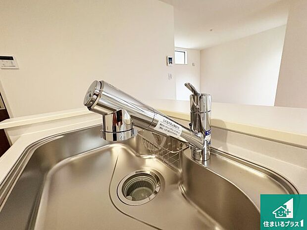 【キッチン水栓】浄水器を内蔵！炊飯時、お茶を作る時に安心してお水を使えます！お湯と冷水、浄水と原水、シャワーの切替えもワンタッチです！