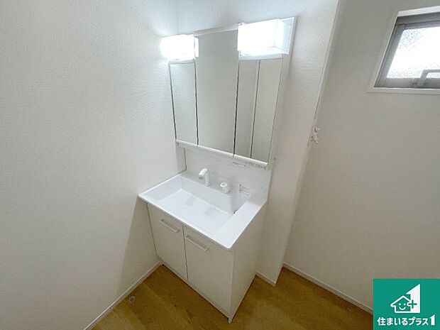 【独立洗面台】清潔感のある洗面台です。フラットな鏡は掃除がしやすく毎日清潔！鏡裏には収納があるのでスッキリとした洗面台が保てます。