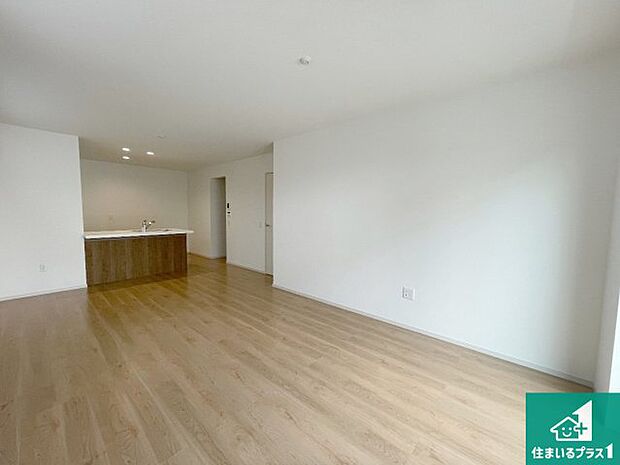 【居間・リビング】日当たり良好の明るいリビングで朝の目覚めもスッキリできそう！対面キッチンでご家族のコミュニケーションも自然と増える設計！小さなお子様が遊ぶスペースを作っても広々とくつろげるLDK！