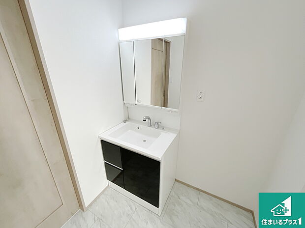 【独立洗面台】清潔感のある洗面台です。フラットな鏡は掃除がしやすく毎日清潔！鏡裏には収納があるのでスッキリとした洗面台が保てます。