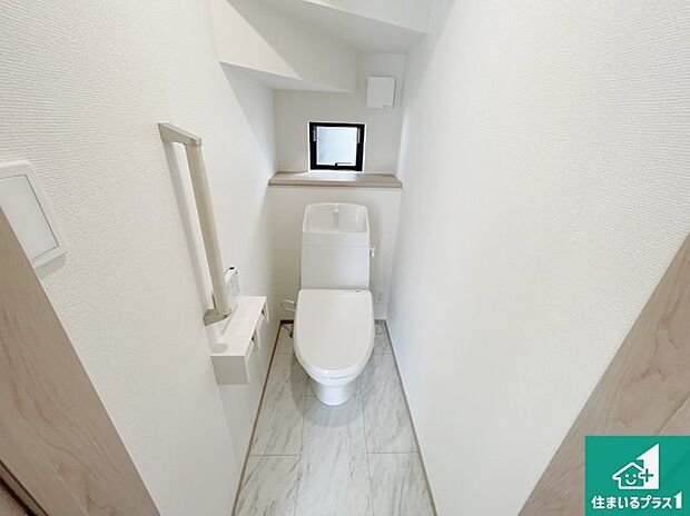 【トイレ】1・2階の2ヶ所にあるので、朝の忙しい時間の順番待ちもなく、深夜の利用にも大変便利です。