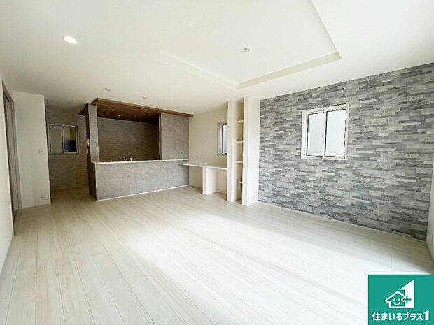 【居間・リビング】日当たり良好の明るいリビングで朝の目覚めもスッキリできそう!対面キッチンでご家族のコミュニケーションも自然と増える設計!小さなお子様が遊ぶスペースを作っても広々とくつろげるLDK!